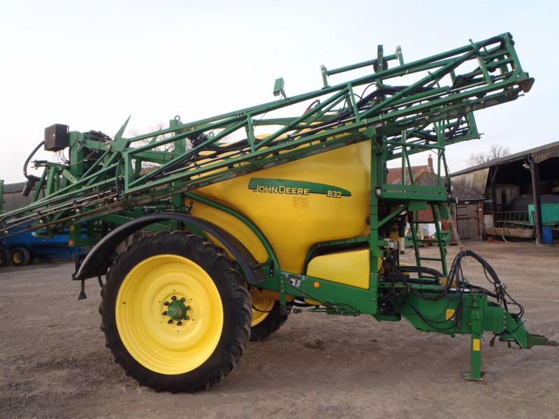 John Deere 832 Trailed Sprayer For Sale